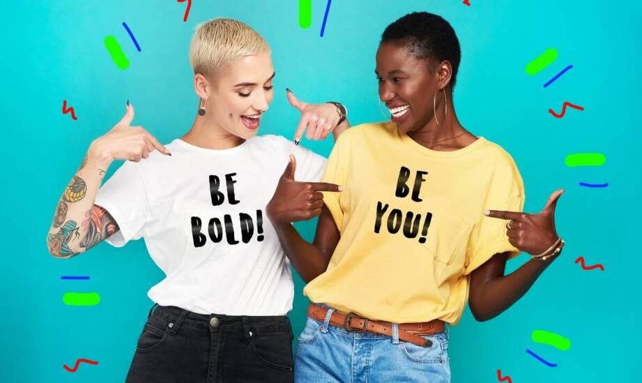 Najzabawniejsze napisy i motywy na damskich koszulkach – inspiracje sezonu