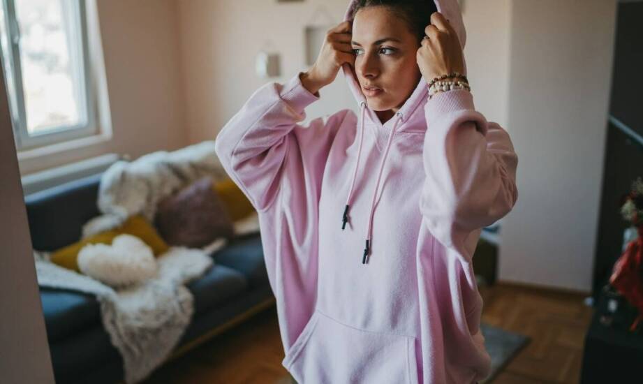 Modne bluzy damskie oversize z kapturem – inspiracje na codzienne stylizacje