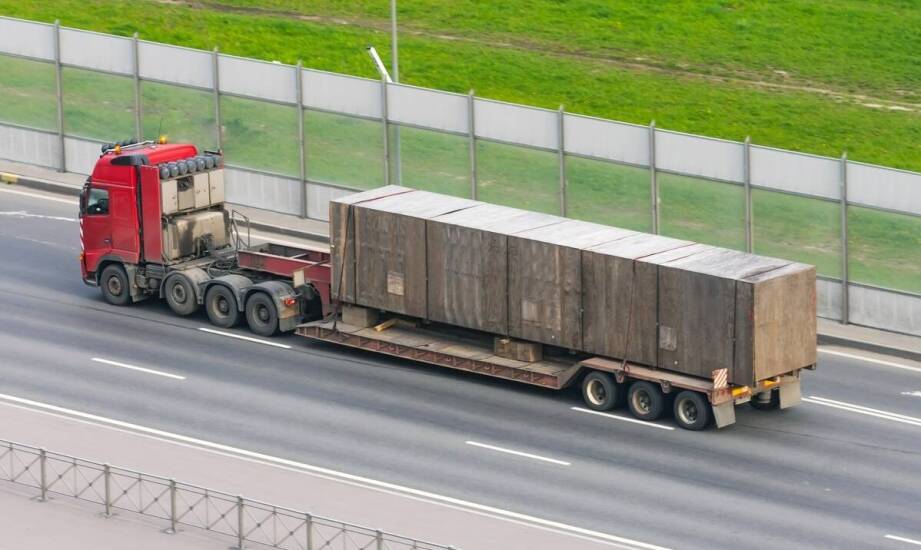 Jak przebiega transport ładunków wielkogabarytowych – najważniejsze informacje