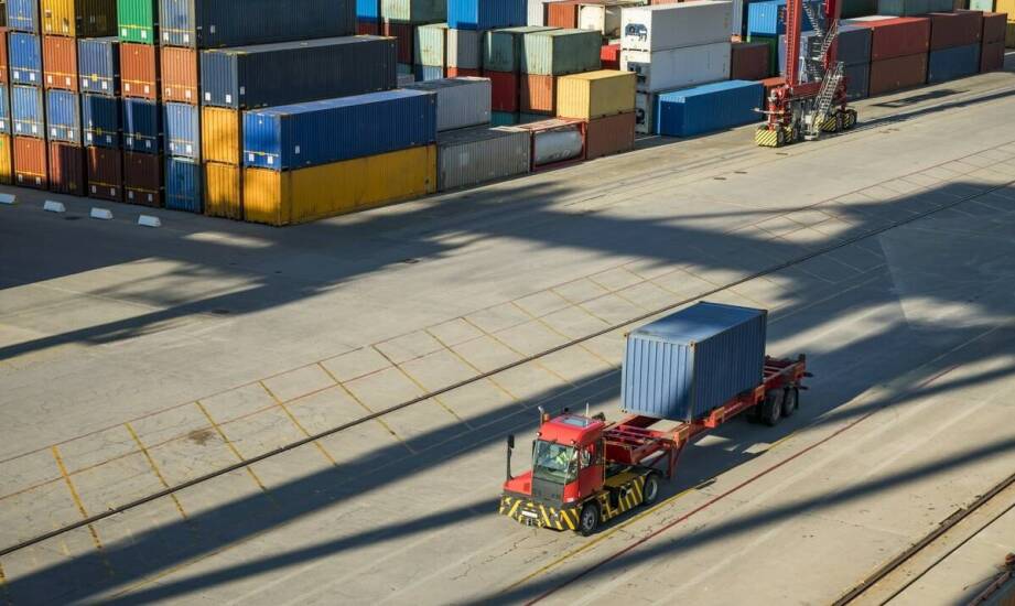 Jakie pojazdy wykorzystuje się w transporcie ładunków ponadgabarytowych?