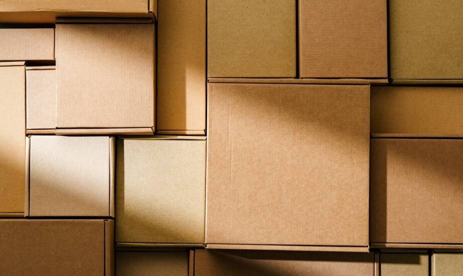 Opakowania kartonowe – jakie materiały i technologie wybrać?