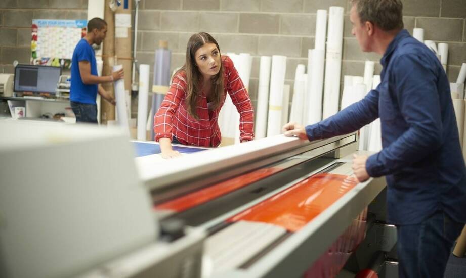 Druk wielkoformatowy w aranżacji przestrzeni – inspiracje i praktyczne porady