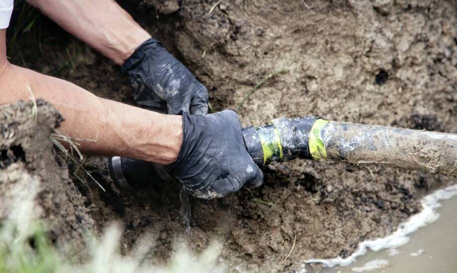 Odwodnienie gruntu – jak zapobiegać problemom wodnym na działce?