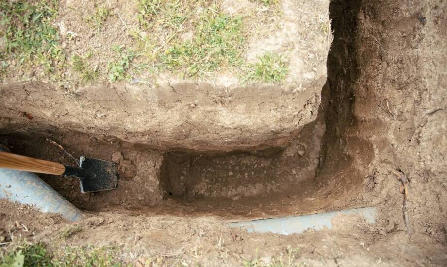 Jak powstaje projekt odwodnienia wykopu i jakie czynniki mają znaczenie