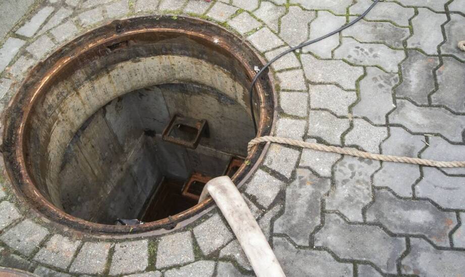 Studnie głębinowe – zasada działania, korzyści i zastosowania w domu oraz firmie