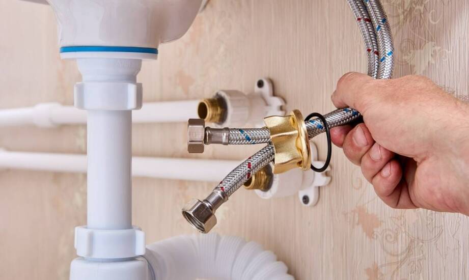 Jacy fachowcy wykonują instalacje przyłącz wodno-kanalizacyjnego?