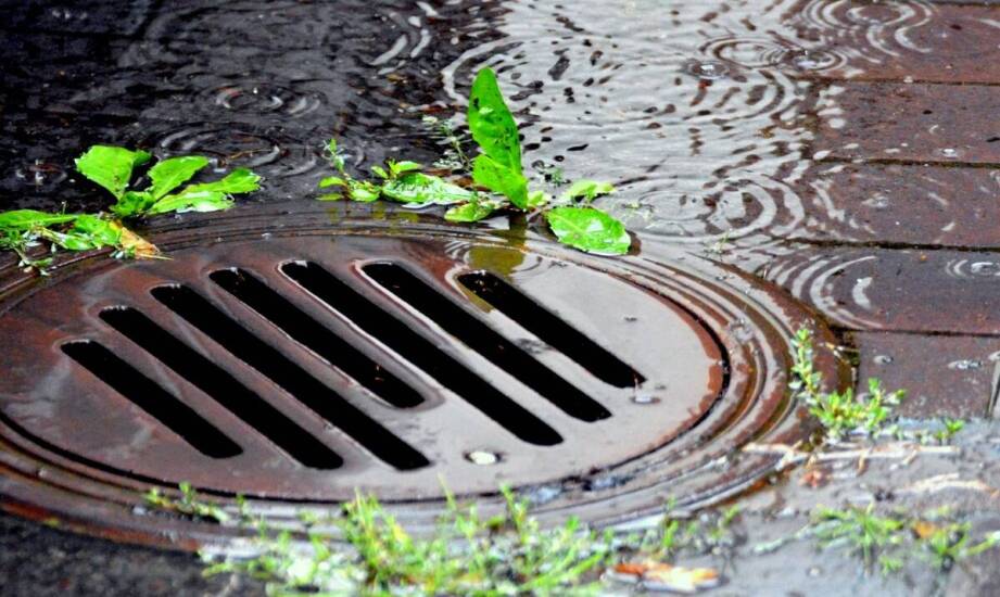 Drenaże i odwodnienia – jak działają systemy odprowadzania wody z gruntu