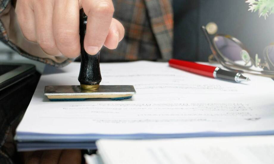 Jak wygląda współpraca z komornikiem i jakie formalności należy spełnić