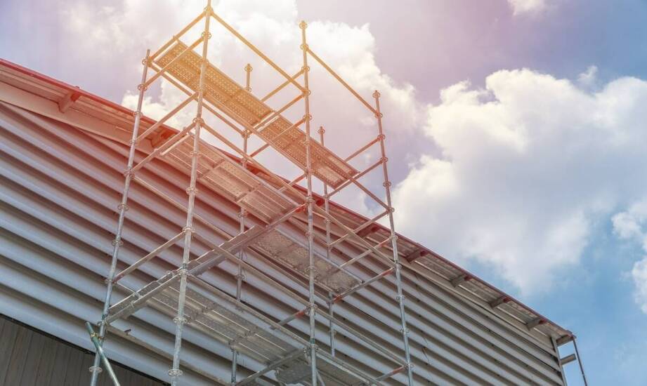 Bezpieczeństwo i sprawny montaż rusztowań w pracach budowlanych – najważniejsze zasady