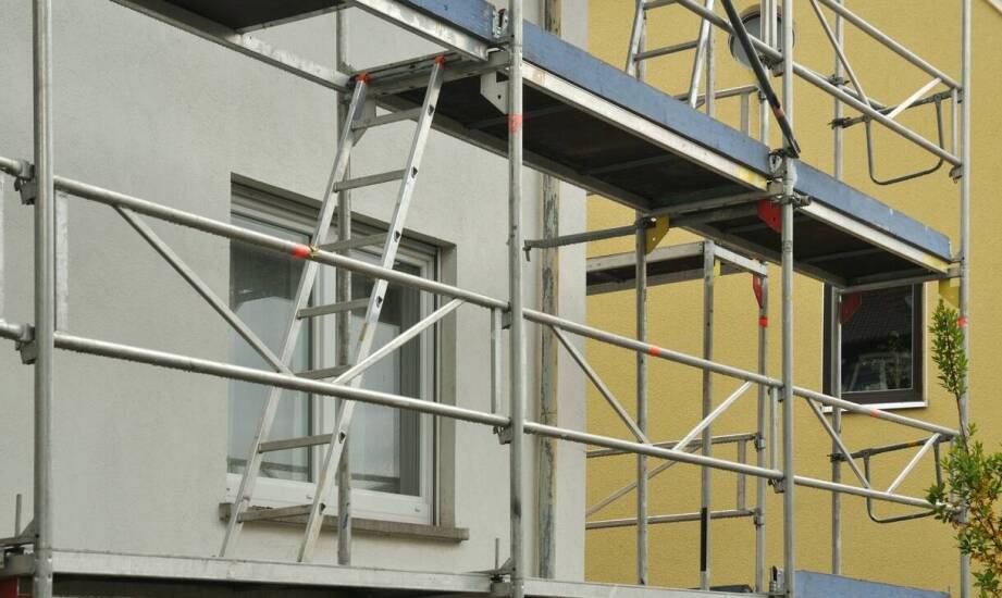 Jak przebiega montaż rusztowań i jakie są zasady bezpiecznej instalacji?