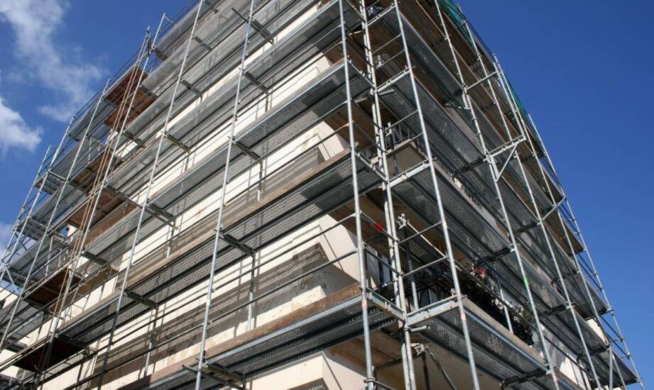 Jak przygotować teren i zorganizować bezpieczny montaż rusztowań budowlanych
