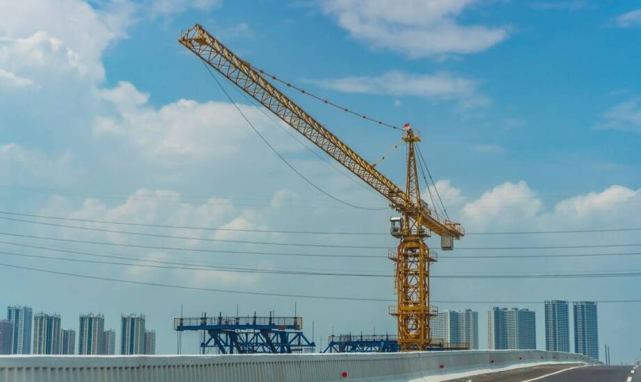Czym kierować się przy wyborze windy budowlanej do pracy na wysokości?