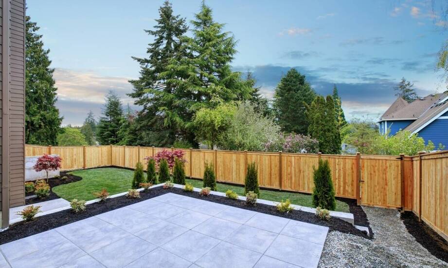 Ile kosztują ogrodzenia betonowe? Przegląd ofert i czynników wpływających na cenę