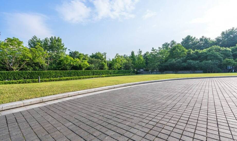 Kratki betonowe w przestrzeni wokół domu – inspiracje i praktyczne zastosowania