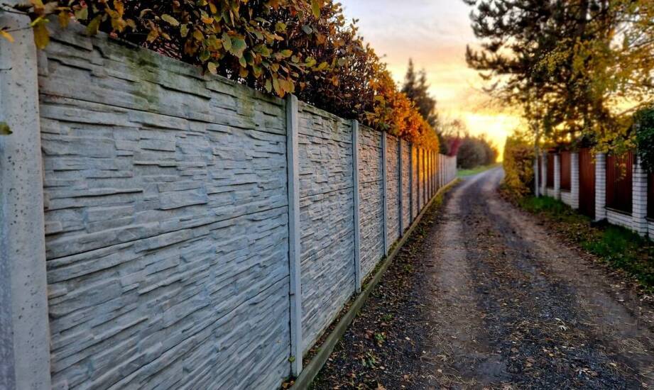 Ogrodzenia betonowe – co warto wiedzieć przed wyborem i zakupem