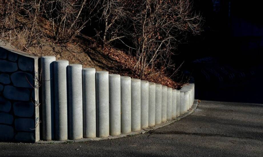 Ogrodzenie betonowe – najważniejsze informacje, zalety i zastosowania