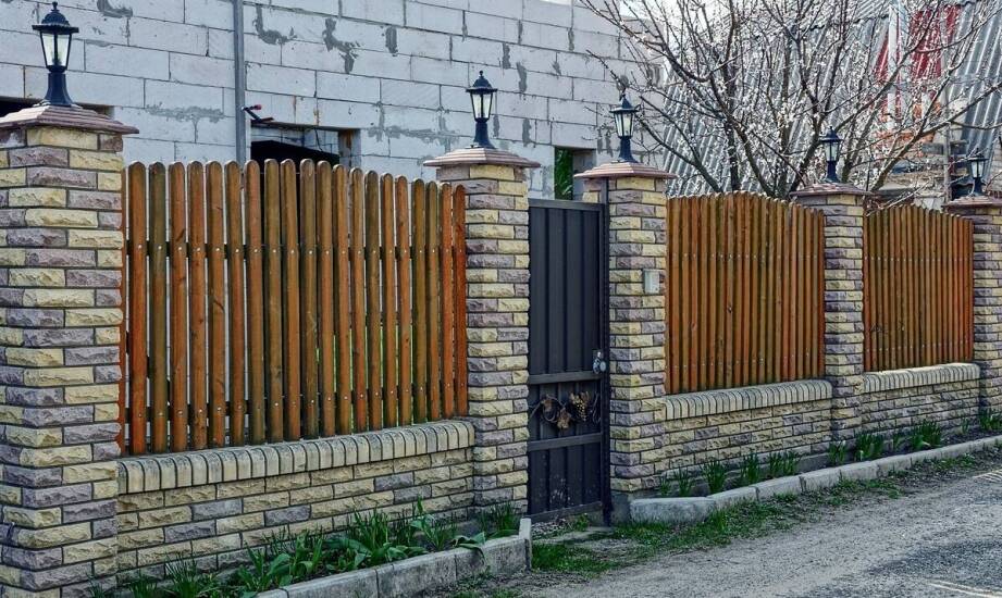 Przęsła ogrodzeniowe – funkcje, materiały i zastosowania w aranżacji ogrodu