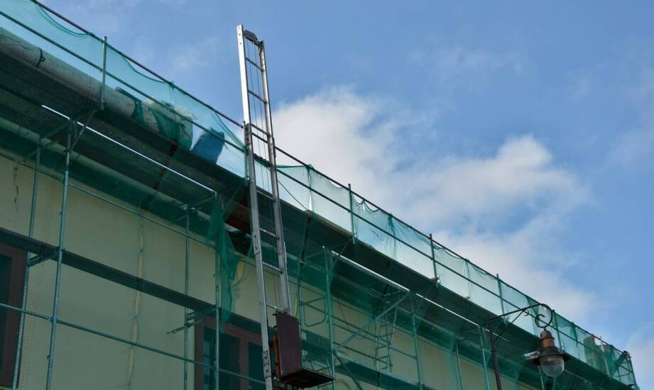 Płot betonowy jako solidna ochrona posesji – trwałość, zalety i zastosowania