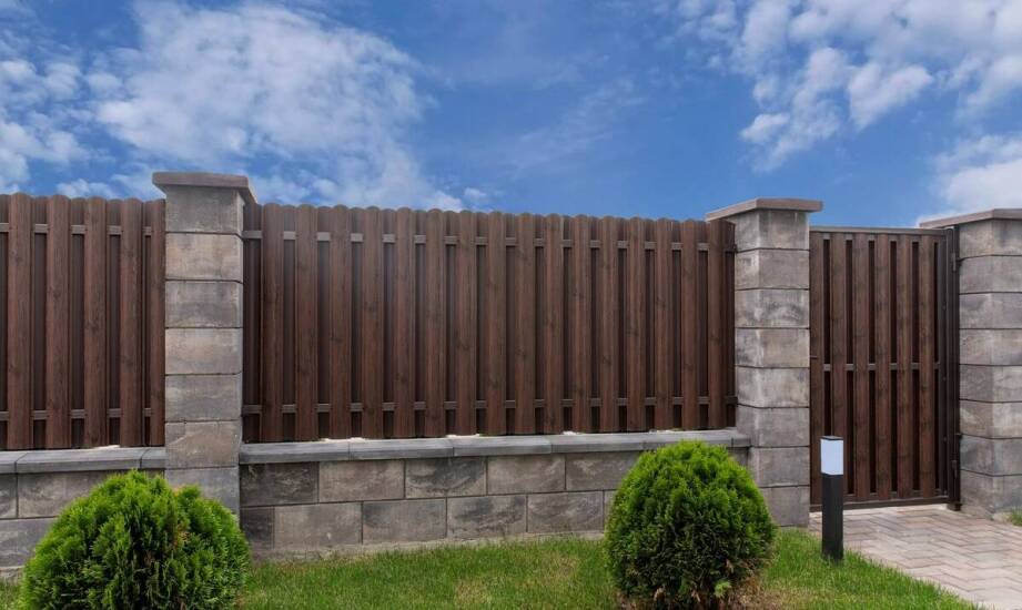 Płoty betonowe – trwałość, bezpieczeństwo i uniwersalne możliwości zastosowania