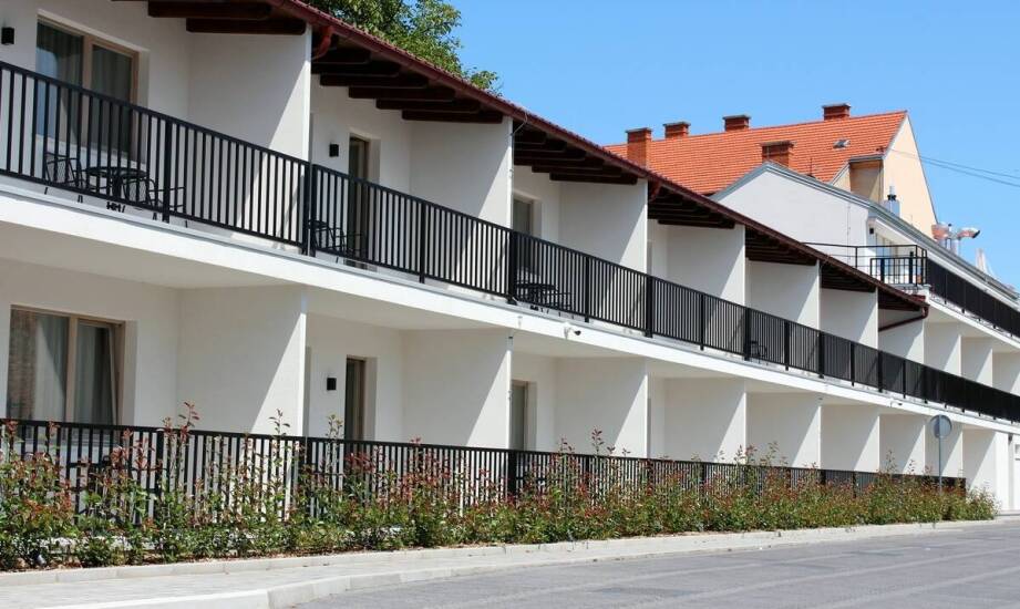 Jak działają płoty betonowe? Budowa, trwałość i praktyczne możliwości użycia