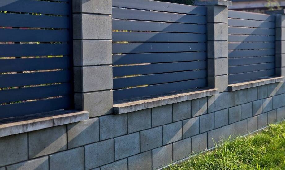 Płyty ogrodzeniowe betonowe – trwałość, estetyka i możliwości zastosowania