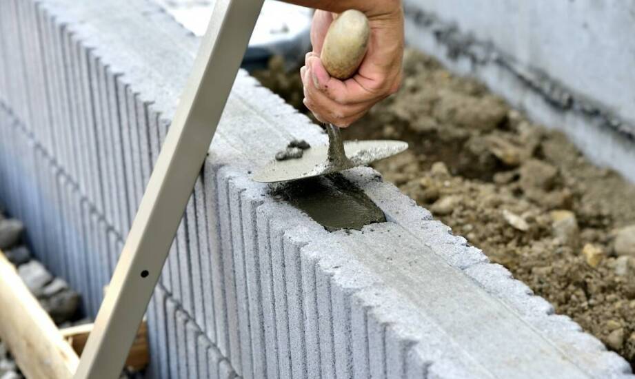 Płyty betonowe w aranżacji przestrzeni – zalety, funkcje i inspiracje zastosowań