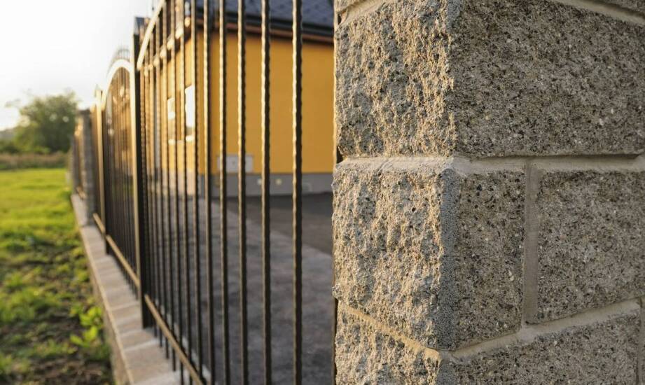 Przęsła ogrodzeniowe betonowe – solidność, zastosowania i korzyści rozwiązania