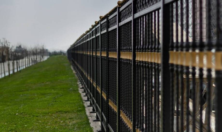 Najważniejsze cechy i zastosowania ogrodzeń przemysłowych w różnych branżach