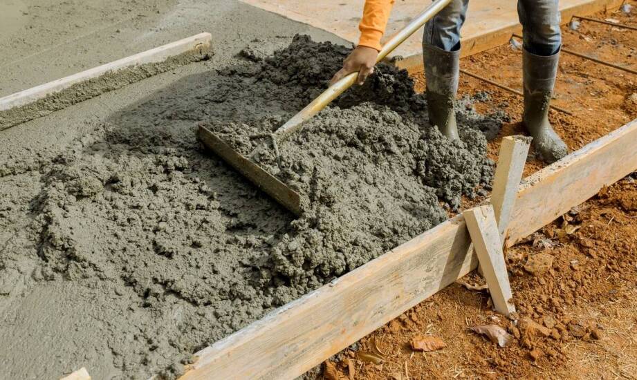 Podmurówki betonowe – funkcje, korzyści i praktyczne aspekty wykorzystania