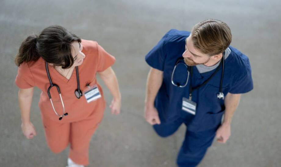 Jak wygląda codzienna praca opiekuna medycznego i jakie daje możliwości rozwoju