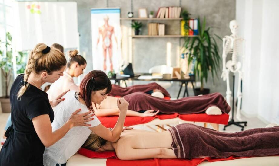 Jak wygląda nauka w szkole masażu i jakie umiejętności można zdobyć