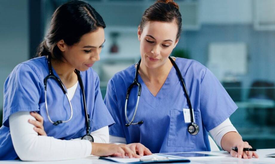 Jakie kompetencje są cenione w pracy opiekuna medycznego i jak je rozwijać
