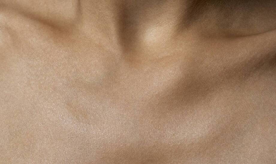 Naturalny kolagen a rozstępy – jak wspomaga walkę z niedoskonałościami skóry