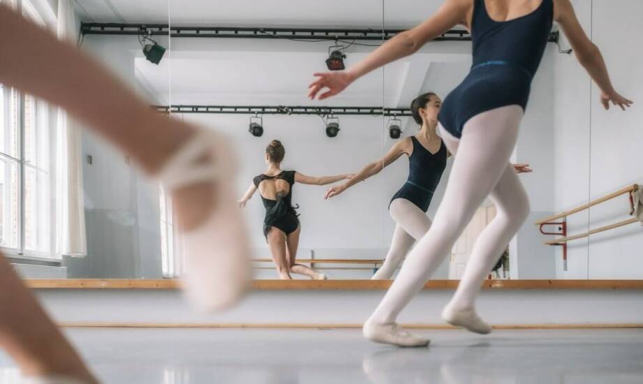 Jak rozpocząć przygodę z baletem? Wszystko o zajęciach tanecznych dla dzieci