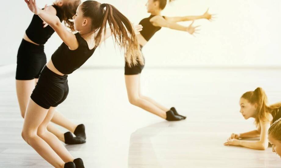 Taniec klasyczny i nowoczesny – najpopularniejsze style oraz ich zalety
