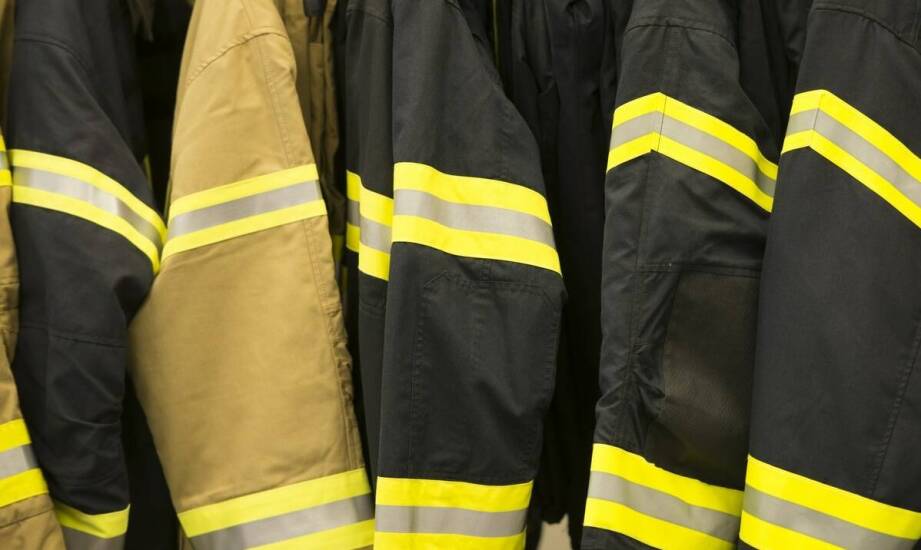 Odzież trudnopalna – co warto wiedzieć o bezpieczeństwie w pracy?