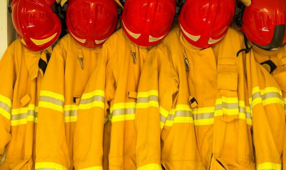 Trudnopalne ubrania robocze – zastosowania, zalety i ochrona pracownika