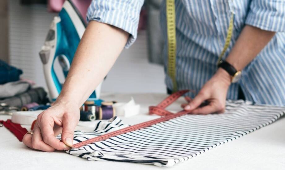 Zastosowanie nadruków na odzieży roboczej – korzyści i popularne techniki