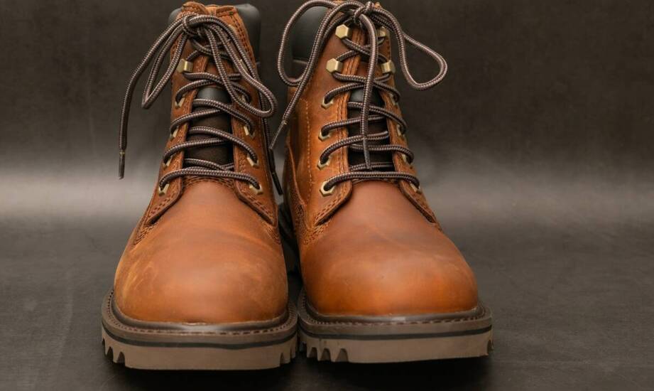 Jak dobrać trzewiki męskie robocze do różnych branż i warunków pracy