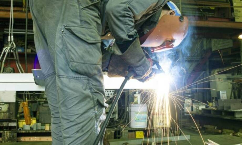 Spodnie do prac spawalniczych – kluczowe funkcje i najważniejsze cechy