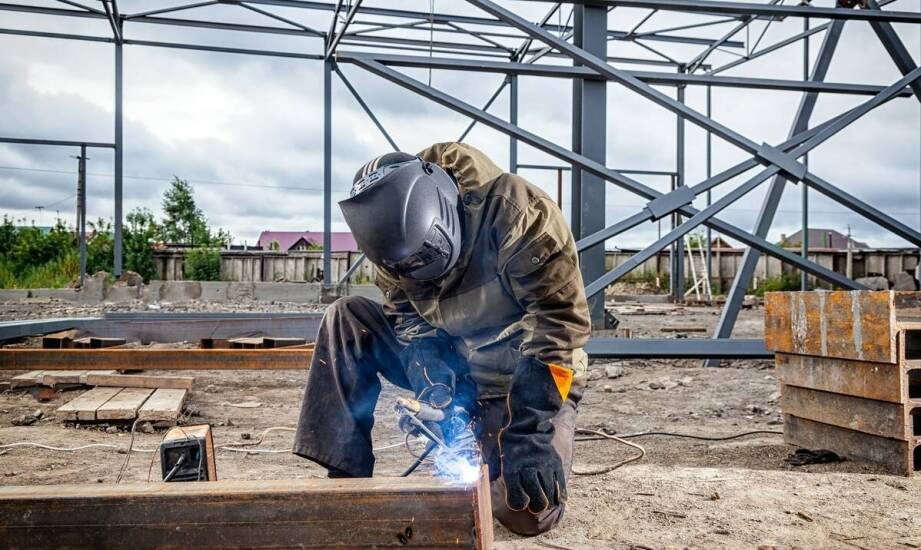 Spodnie robocze spawalnicze – najważniejsze wymagania i standardy bezpieczeństwa