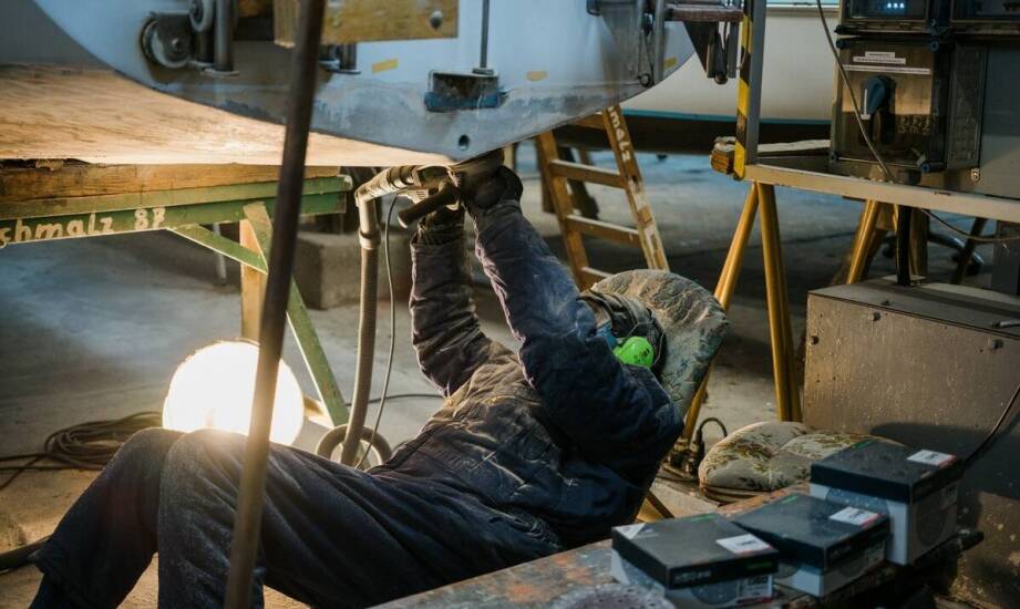 Kluczowe kryteria wyboru spodni do pracy przy spawaniu – praktyczne wskazówki