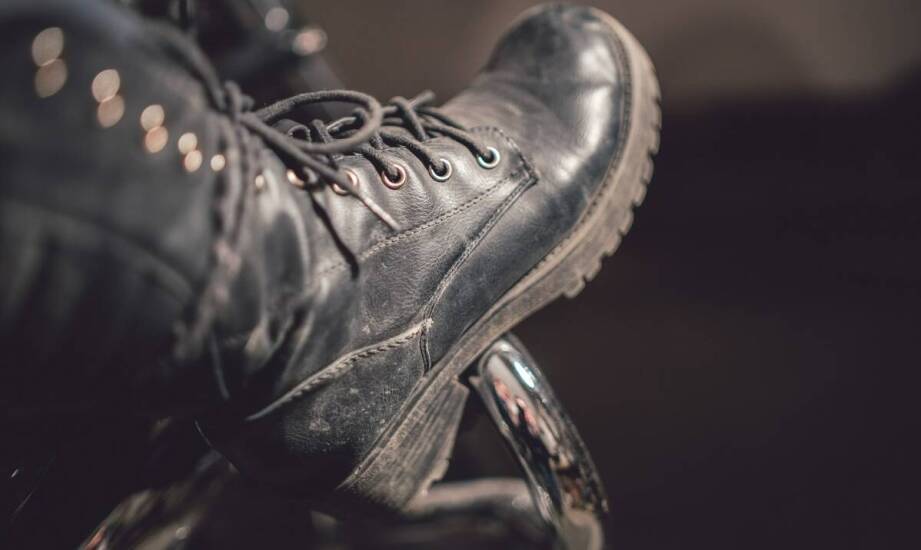 Lekka ochrona stóp – jakie cechy wyróżniają wygodne buty do pracy latem