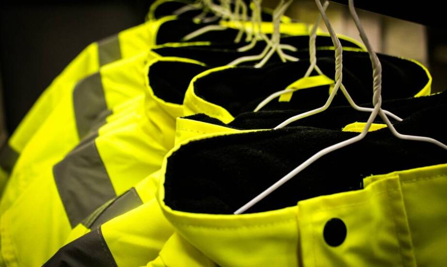 Najważniejsze cechy odblaskowej odzieży roboczej i jej rola w ochronie