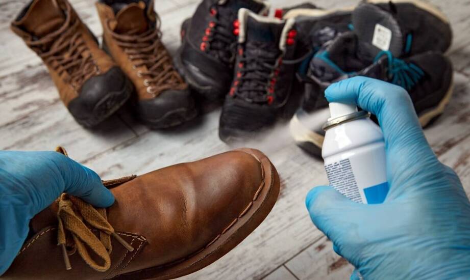 Jakie normy i właściwości są istotne przy wyborze butów zabezpieczających?