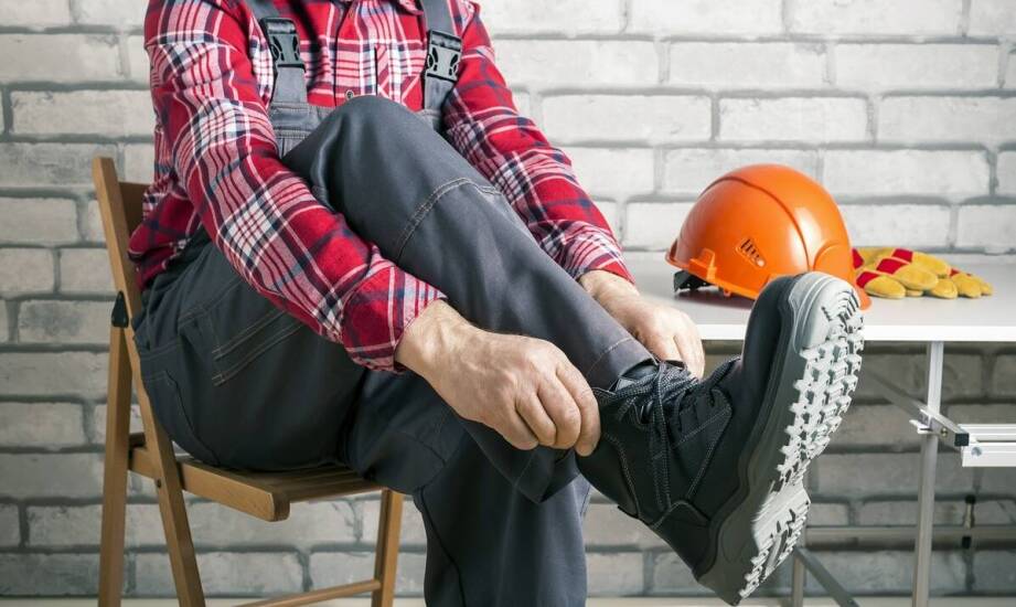 Trwałe spodnie do pracy – co wpływa na wytrzymałość i komfort noszenia