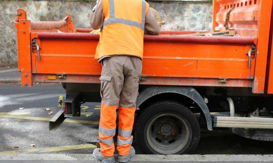 Najważniejsze cechy wytrzymałych spodni do pracy – funkcje i materiały