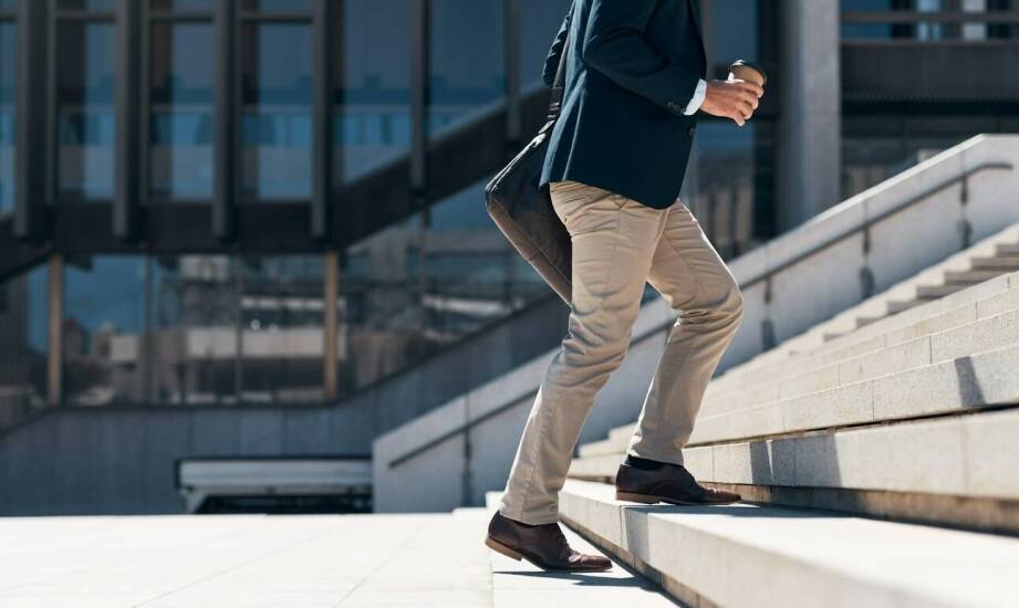 Mocne spodnie do pracy – kluczowe funkcje, materiały i odporność na uszkodzenia