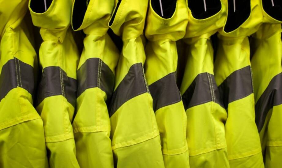 Kurtki przeciwdeszczowe do pracy – właściwości, funkcje i zakres ochrony
