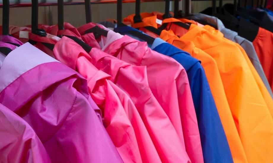 Kurtki przeciwdeszczowe BHP – jak zapewniają ochronę i komfort w pracy